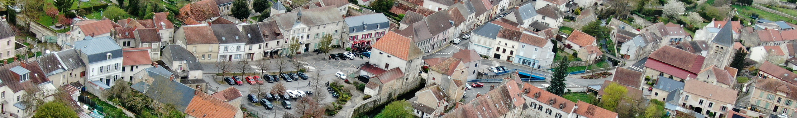 Vue aérienne des toits de Coincy, après-midi de printemps